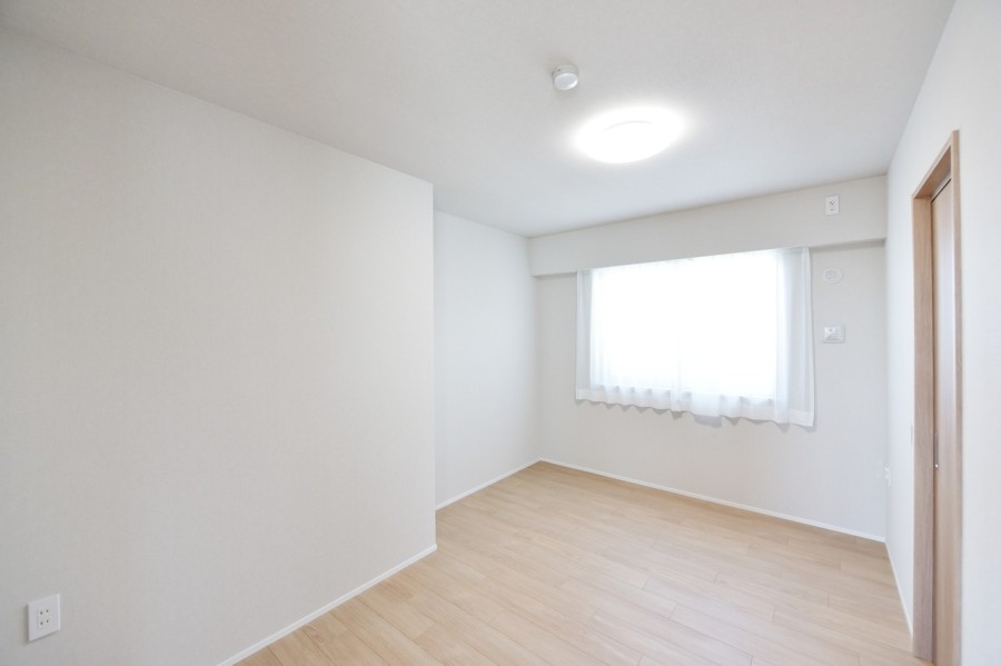 洋室2（約6.3帖）はリビングインのお部屋で、家族との自然なつながりを感じながらもプライベートの時間も大切にできる空間です。シンプルな内装なので、お好みのインテリアや小物で演出して頂けます。