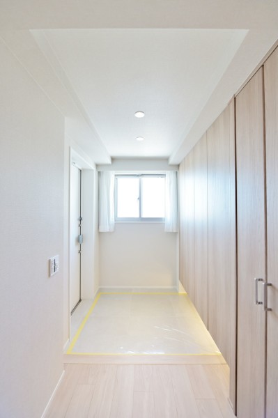 おうちの顔ともいえる、家族やゲストを心地よく迎える玄関スペースです。窓もあり、適度に自然光を取り入れ明るく清潔感のある空間です。大容量のシューズボックスと玄関収納を設置しています。