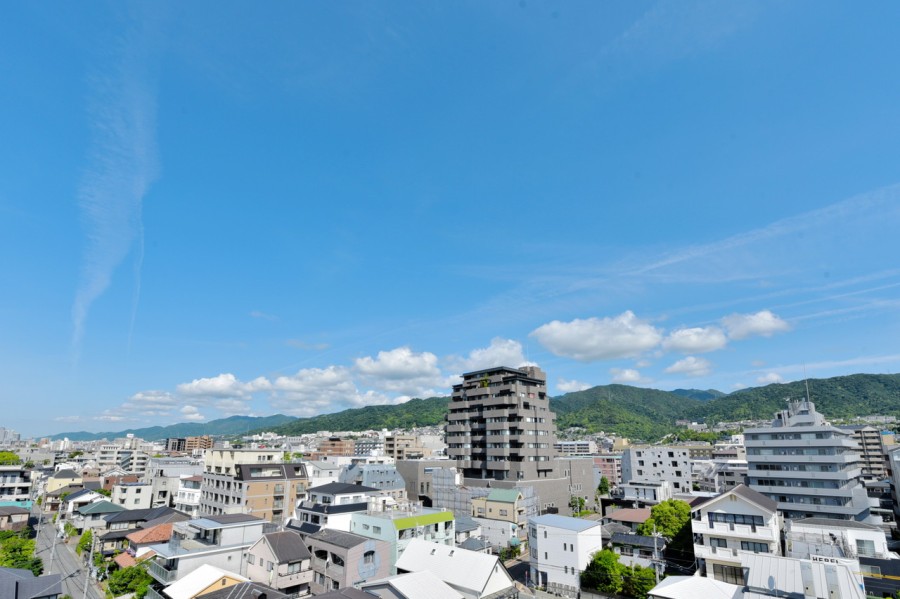 約54m²の大型ルーフテラスからは六甲山系の美しい山々を望む眺望が広がります。大きな空と四季折々に変化する山々の景色が生活により豊かさをもたらしてくれます。