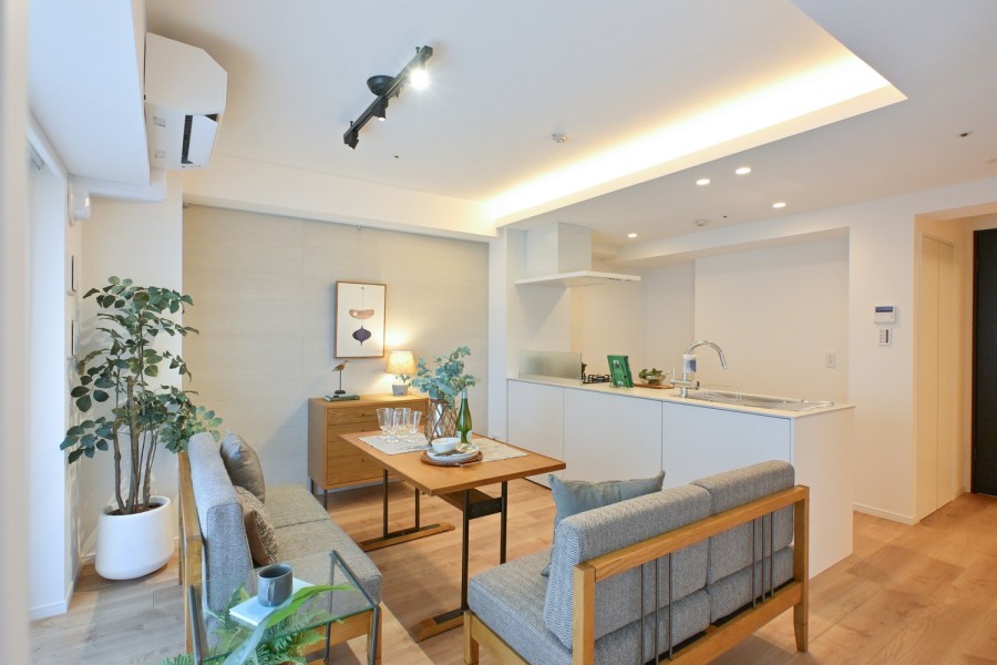 折り上げ天井に間接照明が設置され、開放感を享受したリビングダイニングです。お部屋は自然の優しい温もりを添えた居心地の良い内装に仕上がりました。