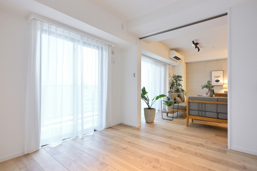 リビングに隣接した洋室2です。普段は引き戸を開放し拡張リビングとして使ったり、来客時は引き戸を閉めてプライベート空間を隠したり、フレキシブルにお使いいただけます。