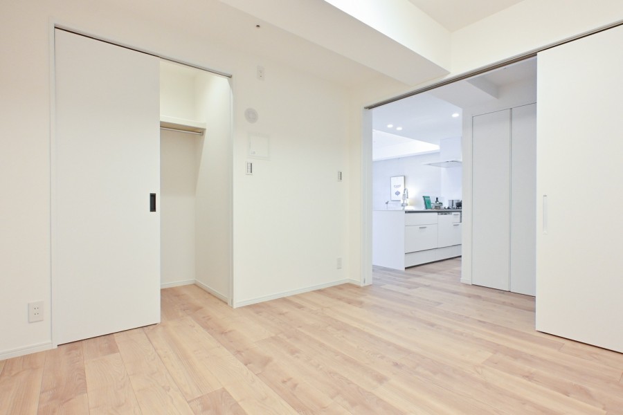 洋室1は凹凸が少ないお部屋なので、家具の設置がしやすいです。ナチュラルテイストでしつらえた居住空間は、安らぎをもたらします。