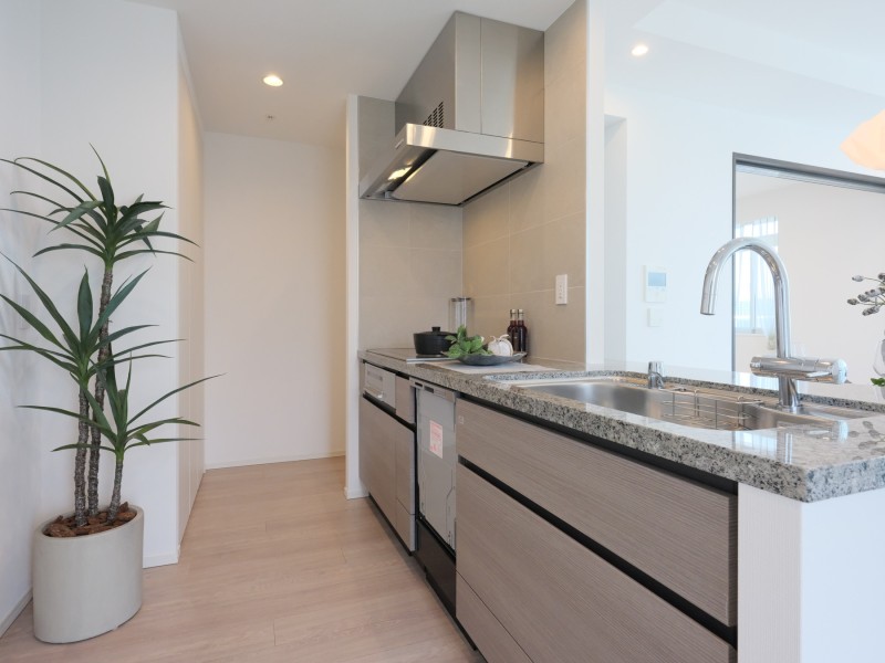 コンロ前のみ壁付け、ふき汚れもさっと拭き取れるIHコンロを新規設置しています。シンク側の右手にはバルコニーにつながっているため換気がしやすく、採光性も高い設計です。