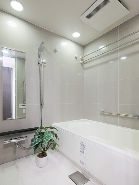 身も心もしっかりと癒すゆったりとしたバスルームです。背丈に合わせて自由な高さ調整が叶うシャワースライドバー、足を伸ばしてくつろげる浴槽など、快適なバスタイムをサポートします。