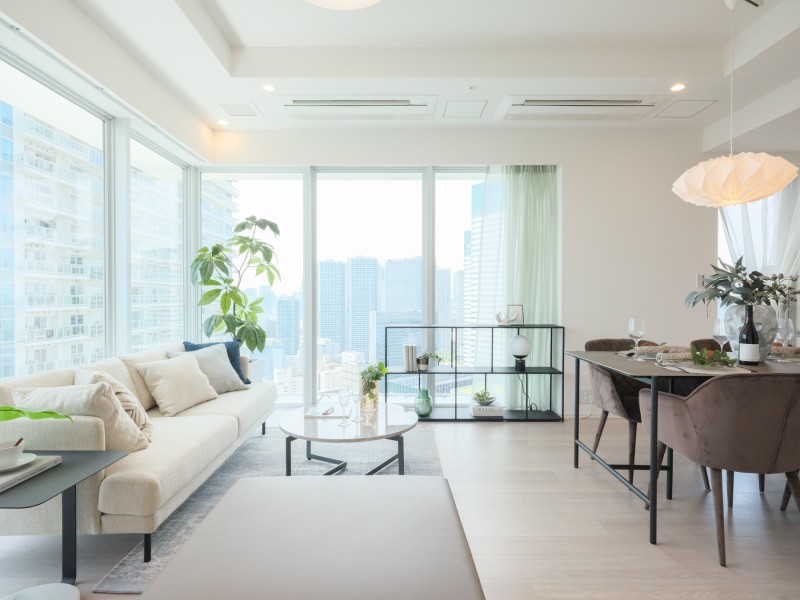 運河を望み、水の潤いと爽快感を感じるリビングダイニングです。『日常』という大切な時間を豊かに、快適にお過ごしいただける空間です。