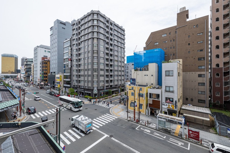 バルコニーからの眺望です。のびやかに広がる空が日常になり、至福の時間に包まれる住まいです。