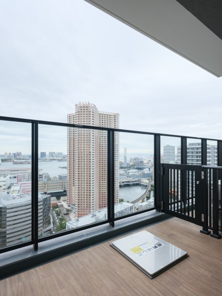 心地よい陽光を取り込み、空間をゆるやかに紡ぐバルコニーです。開放感が溢れ、リフレッシュできそうです。