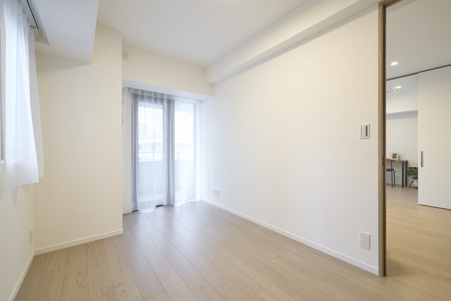 リビングに隣接していながらプライベート性の高い時間を過ごせる約6.2帖の洋室2です。たっぷりの自然光が入り、快適にお過ごしいただけるお部屋です。