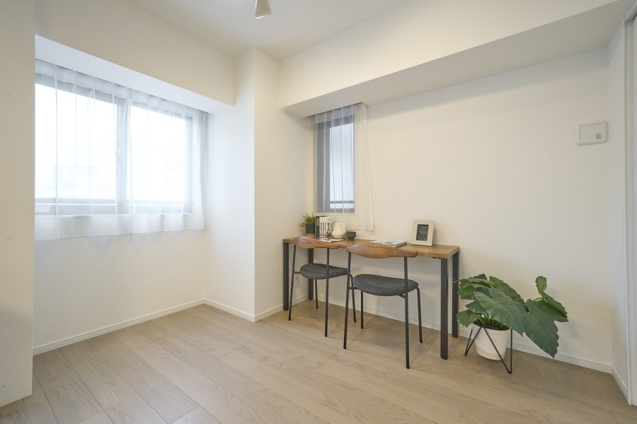 二面採光で明るく、過ぎゆく時間をのんびりと感じることができる洋室3です。シンプルで洗練された佇まいを感じさせるお部屋です。