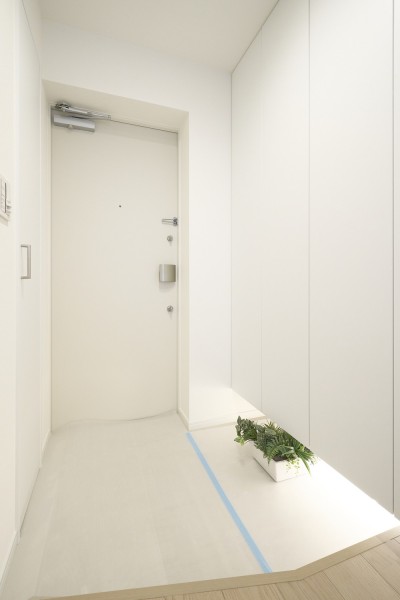 玄関の框を斜めにデザインすることで空間を広く見せた玄関設計です。​収納豊富なシューズボックスの下にはフットライトを設置し、気品が溢れる玄関に仕上げました。​