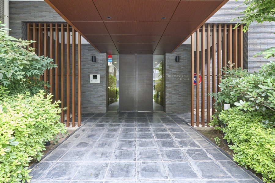 植栽の緑が心地の良さを演出するエントランスです。堂々たる趣の中に自然の潤いも感じる外観は、住まう方が描くライフステージを実現させます。