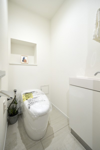 シンプルで安らぎが宿るレストルームです。手洗いカウンターやスマートなタンクレストイレを新規設置。毎日使う場所だからこそ、清潔感と使いやすさを考慮した空間です。