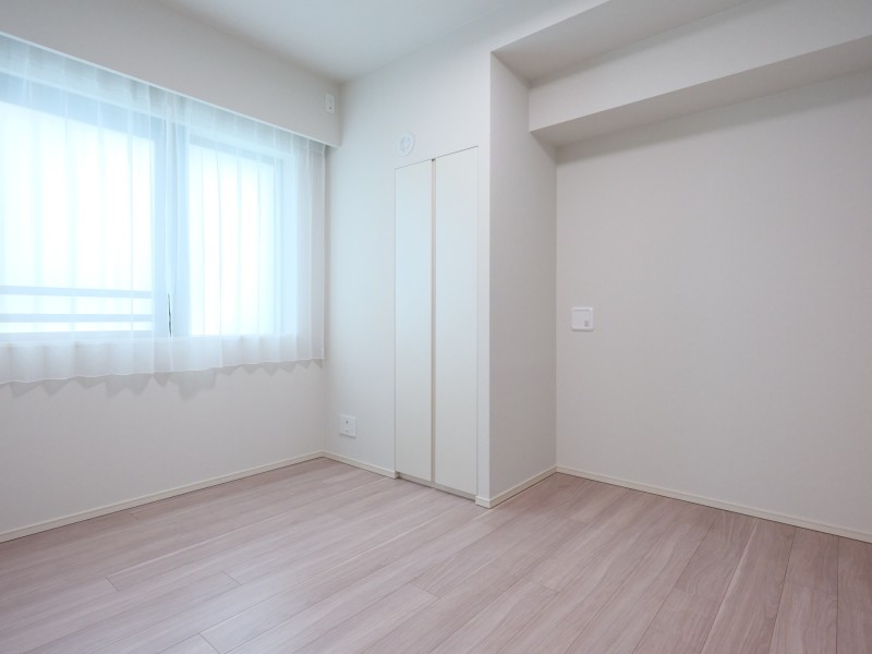 約5.0帖の洋室3は、リビングに隣接していながらもゆったりとプライベートな時間を過ごせるお部屋です。こちらのお部屋にも収納に便利なクローゼットがあります。