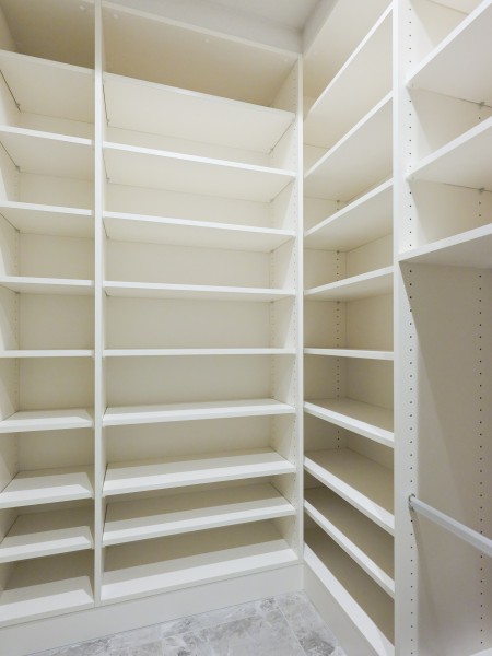 玄関からアクセスできる約1.3帖のシューズインクローゼットです。豊富な可動棚付きでシューズはもちろん、アウトドアグッズや雨具なども収納可能です。