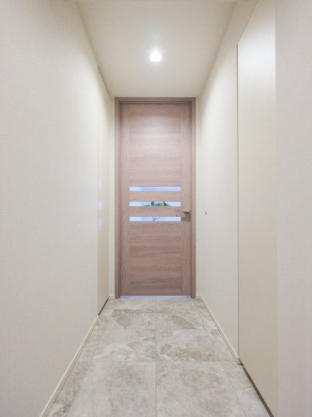 玄関からリビングダイニングに続く、落ち着きある雰囲気の廊下です。大切なご家族やゲストをやさしく迎えます。