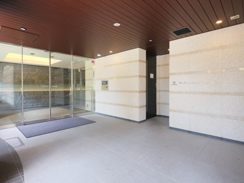 都会的で洗練されたデザインのエントランスです。ゆとりのある造りのため、豊かで便利な住環境をサポートします。