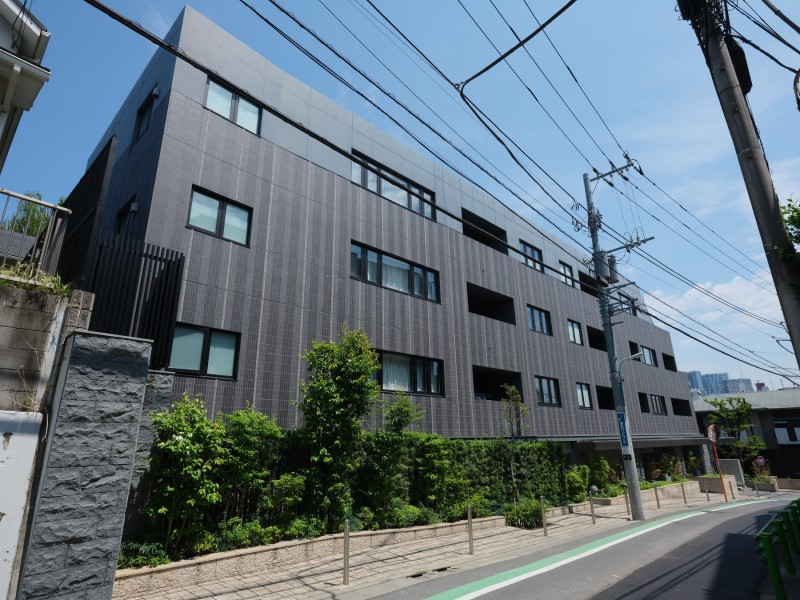 令和元年築！閑静な邸宅地『目黒区東山』に佇む4階建て低層レジデンスです。穏やかな街並みに溶け込むシックな色合いの外観と植栽が新たな心安らぐ居住空間を予感させます。