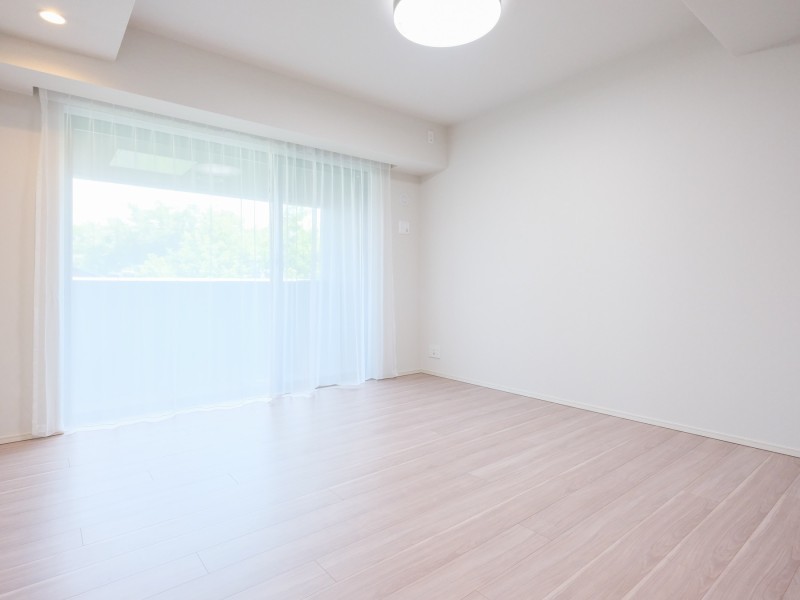 約8.8帖の洋室1はリビングから遠く、プライベート性が高いお部屋です。WIC付きで居住スペースを広くお使いいただけるため、主寝室におすすめです。