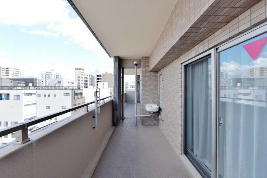 東西両面にバルコニーがあり、眺望・通風に恵まれたお部屋です。広々としたバルコニーにはお洗濯物もしっかりと干して頂けます。スロップシンクが備え付けられていますので、毎日のお掃除やお子様のよごれものの洗浄などにも便利です。