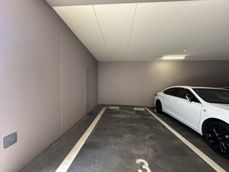 平面駐車場専用使用権付です。屋根付きですので大切なお車も傷みにくく、雨の日の乗り降りもしやすく便利です（サイズ制限あり）。エントランスアプローチにはホテルのような車寄せスペースもあり、ご家族の乗り降りもスムーズに行えます。