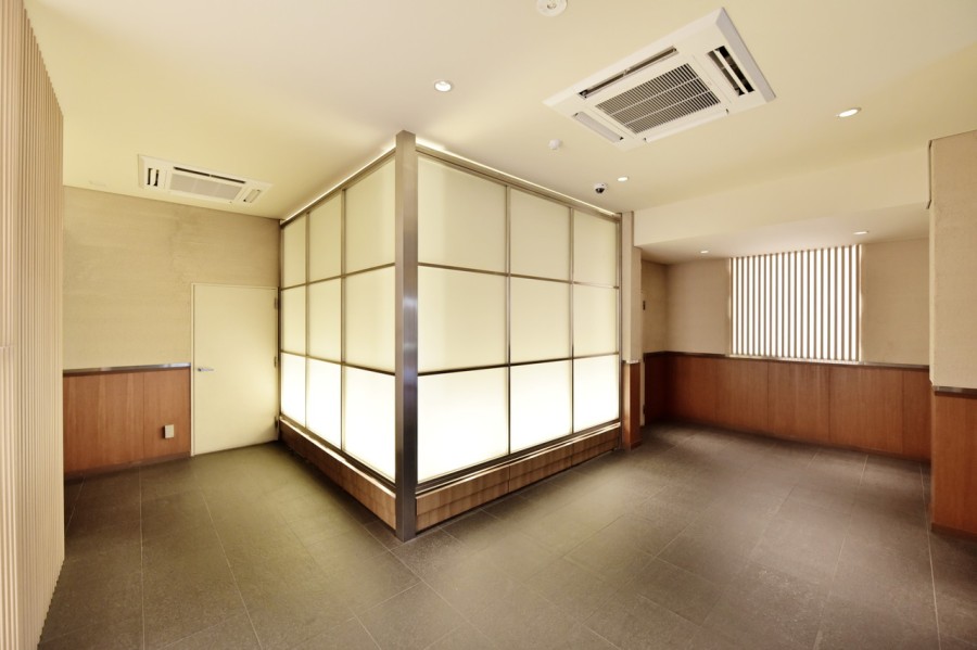 オートロックに宅配ボックス完備のエントランスホールです。防犯カメラも設置済みでセキュリティ面でも安心です。格子の装飾と石貼のエントランスが京都らしさを感じさせてくれます。