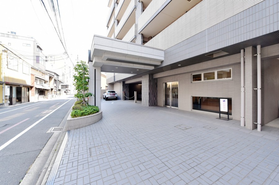 ペット飼育可（1住戸2匹まで）10階建て全37戸のマンションです。平成29年に大規模修繕工事実施済みで、管理体制も良好です。車寄せもありますので、小さなお子様やご年配の方のお車の乗り降りも安心です。