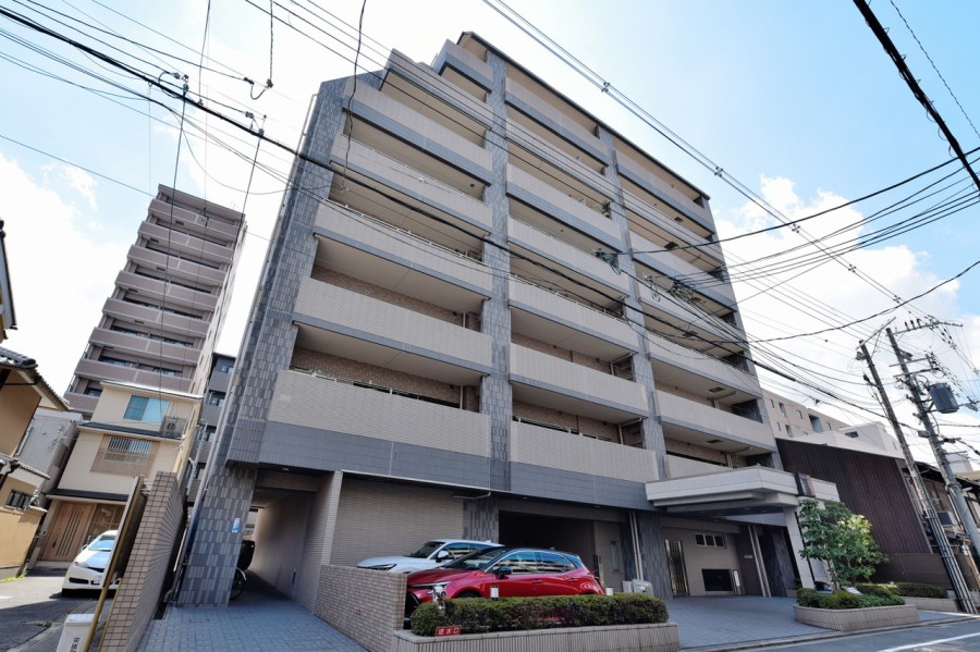 平成１５年建築、総戸数３７戸のマンションです。地下鉄烏丸線、東西線の烏丸御池駅から徒歩６分、その他阪急線や地下鉄二条城前駅も利用可能な立地で、日々の通勤や通学に便利です。