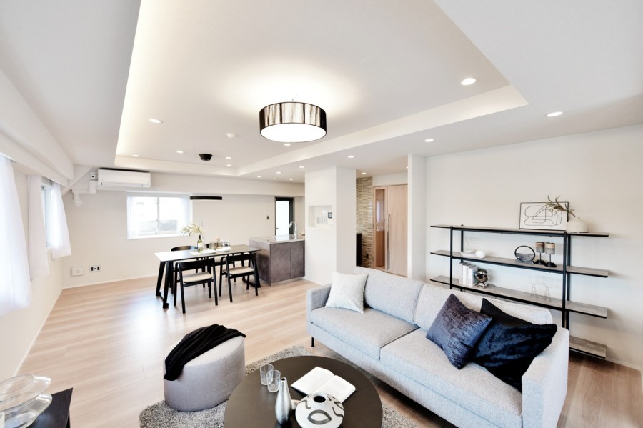 折り上げ天井で開放感に包まれたＬＤＫです。二面採光で、一日を通して優しい光が差込みます。どんな家具とも馴染みが良い内装ですので、インテリア選びも心が躍ります。