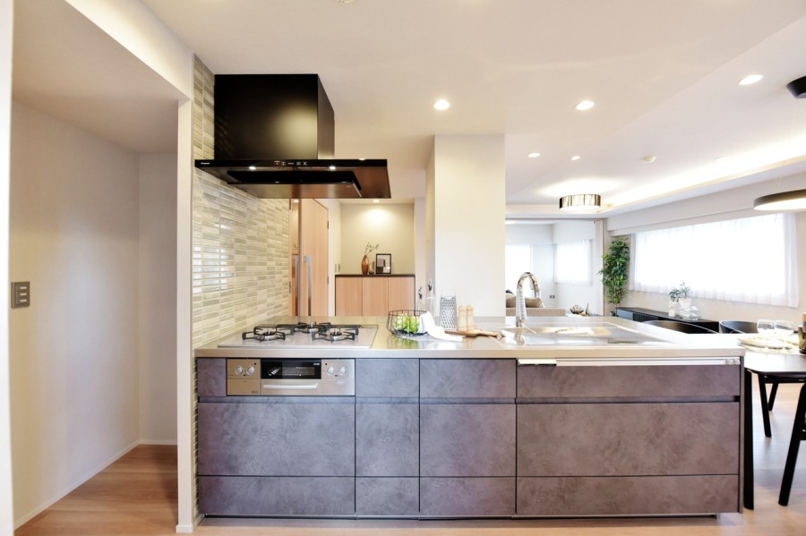 インテリアの一部としての機能も果たす内装に馴染みながらも存在感を発揮するPanasonic製のシステムキッチンです。食器洗浄乾燥機を完備していますので、家事の時短にも役立ちます。広々としたキッチンですので、作業をゆったり行えます。