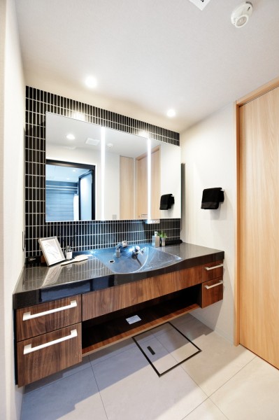 .高級感あふれる洗面台は、入浴後や朝のプライベートタイムを贅沢に過ごせます。広々としたカウンターに大きな三面鏡が備え付けられていますので、家族が並んで使用することができます。