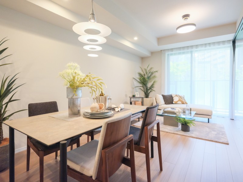 南西向きの明るいリビングダイニングです。床暖房が敷設され、大切なペットも一緒に、ご家族みなさんが一年中快適にお過ごしいただけます。