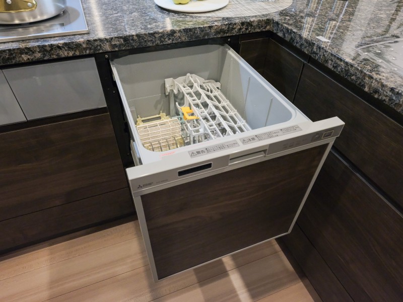 ◆食器洗浄機◆家事の時間を短縮できる優れもの。さらに節水・節約を同時に行うことができるので、人気があり重宝します。