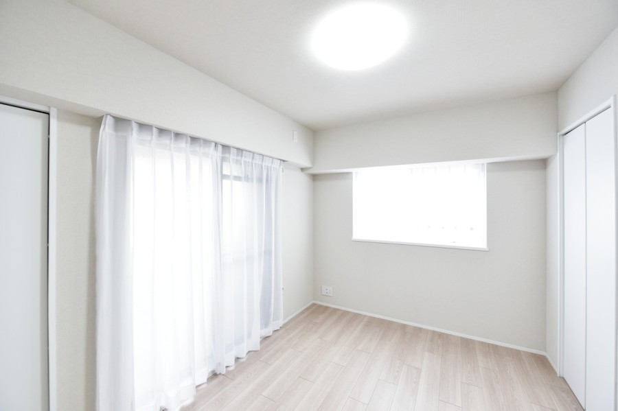 洋室2（約6.0帖）はリビングから離れて静かに心と体を休めることができますし、自分の時間に集中できるプライベートスペースとしてもおすすめです。２面採光の明るい空間です。