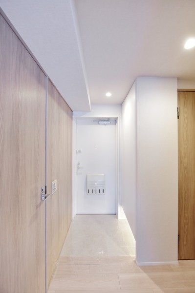 フットライトが優しく足元を照らしゲストや家族を迎えてくれます。人感センサーライトを採用していますので、手がふさがっているときや遅い時間のご帰宅でも自動点灯で安心です。