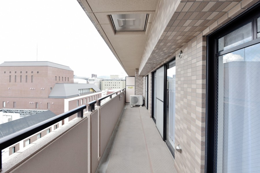 南北両面バルコニーで、眺望・通風に恵まれたお部屋です。京都の夏の風物詩である五山の送り火（大文字）を鑑賞することができ、古都の魅力を満喫できる立地です。