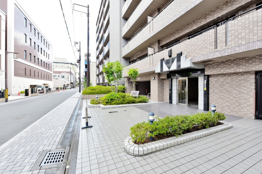 総戸数38戸、平成10年建築のマンションです。近隣にはお買い物施設や飲食店、郵便局などがあり、生活施設が充実しています。歴史的建造物や観光地へのアクセスも良好なので、街の散策も愉しめます。