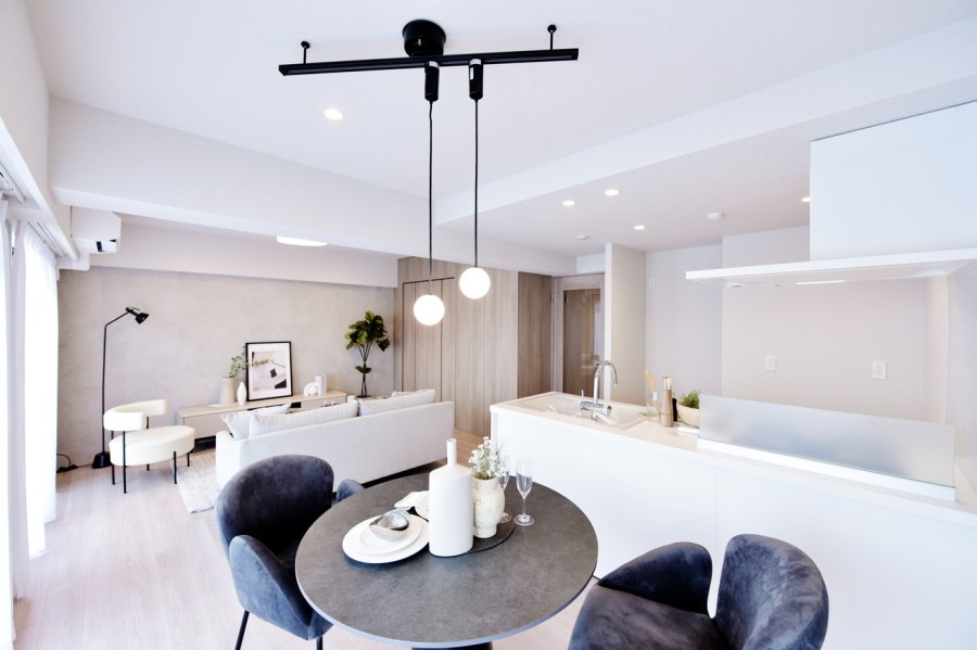 高層階のため、前面を遮るものもなく明るく開放的なLDKです。エアコン１基新規設置済みですので、新生活もすぐにスタートしていただけます。室内リノベーション済みです。