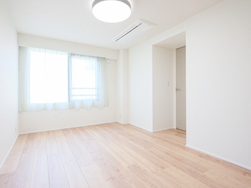 約8.2帖の洋室2です。温もりを感じるフローリングやホワイトで統一された壁紙がやわらかい雰囲気を演出してくれます。