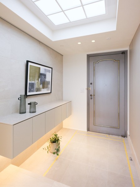 トップライト（天窓）から光が差し込む玄関です。ピクチャーレールを設置したので壁を傷つける心配なくお気に入りのアートやグリーンを飾りインテリアを楽しめます。