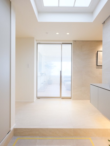 トップライト（天窓）とリビングダイニングからの光を取り込んだ明るい廊下部分です。Raiki製の建具を採用。繊細なディテールと重厚感を兼ね備え、空間に上質なアクセントをもたらします。