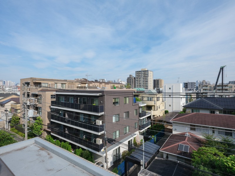 青々とした開けた空を見渡せる、胸のすく開放的な眺望です。のびやかに広がる空が日常となり、至福の時間に包まれる住まいです。