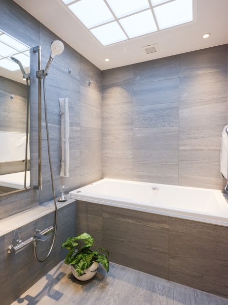 バスルームは、トップライト（天窓）から降り注ぐ光と東京バススタイル製のオリジナルユニットバスの組み合わせで、贅沢な空間に仕上がりました。上質な癒しの時間をお楽しみいただけます。