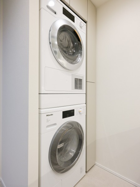 Miele（ミーレ）製のドラム式洗濯機と洗濯乾燥機を新規設置しました。カウンター部分が広い洗面化粧台なので身支度にも有効活用できそうです。