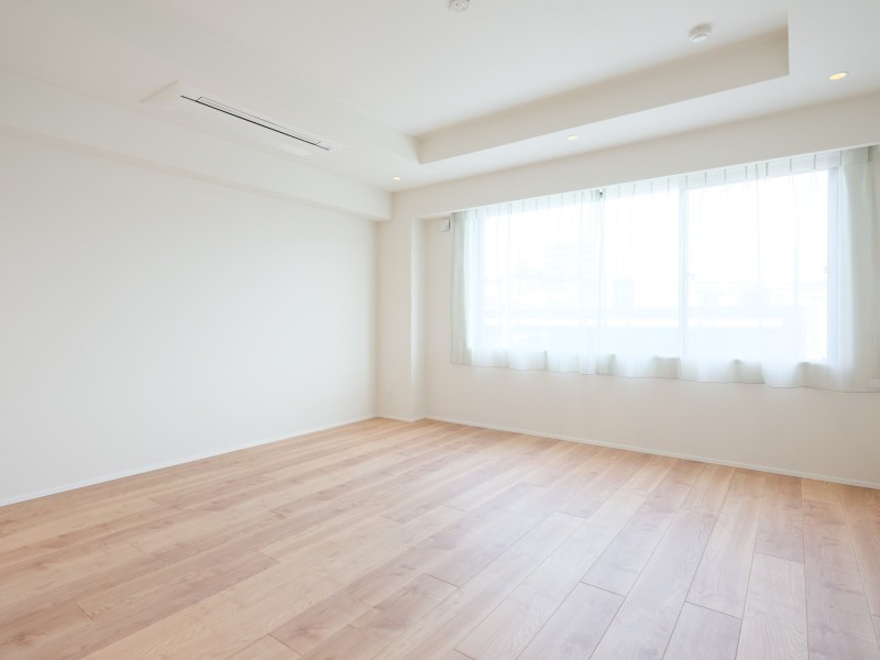 洋室1は約11.3帖の広々としたお部屋です。ウォークインクローゼット付きで居室部分を広々とお使いいただけるので、主寝室にぴったりです。レストルームと洗面化粧室も備わっています。