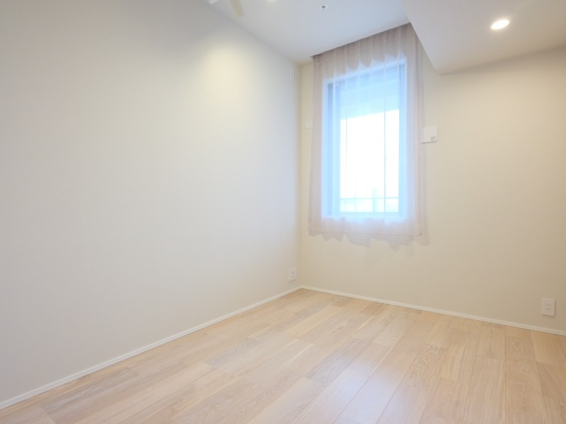 約5.0帖の洋室2です。窓からあたたかな陽が差し込み、過ぎゆく時間をのびやかにお過ごしいただける空間です。