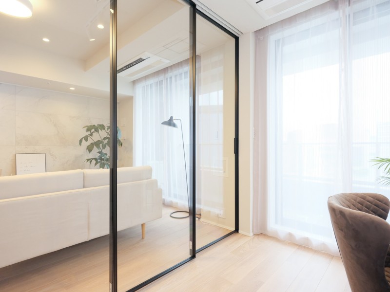 リビングに隣接した洋室3は、扉の開閉により、フレキシブルにお使いいただけます。拡張リビングとして、また、引き戸を締めてプライベート空間としてご使用いただけます。