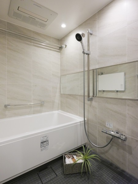 横長ミラーの効果で実際のサイズよりも広がりを感じるバスルームです。暖房・涼風・換気・乾燥機能付きで1年中快適なバスタイムをお楽しみいただけます。