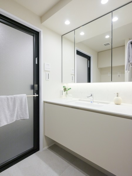 入浴後の豊かな時間を演出し、心からくつろげるプライベートスペースの洗面化粧室です。田中工藝製洗面化粧台採用。白を基調とした空間は清潔感が溢れています。