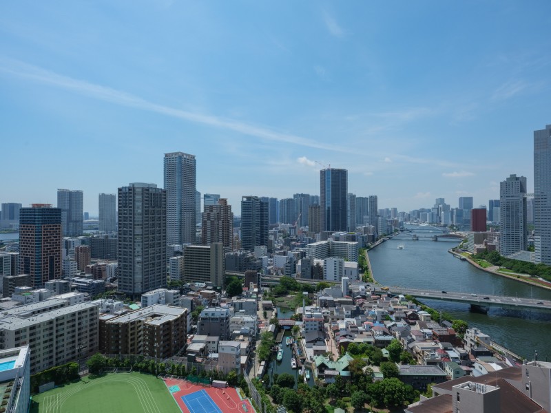 水景と空、都心のビル群を見渡せる、胸のすく開放的な眺望です。のびやかに広がる空が日常となり、至福の時間に包まれる住まいです。