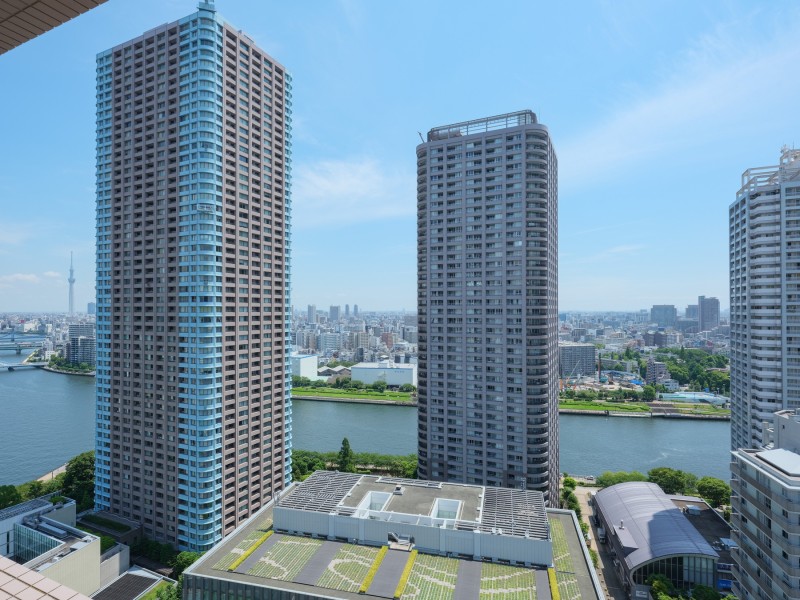 遠くに東京スカイツリーを望める眺望です。のびやかに広がる空が日常になり、至福の時間に包まれる住まいです。